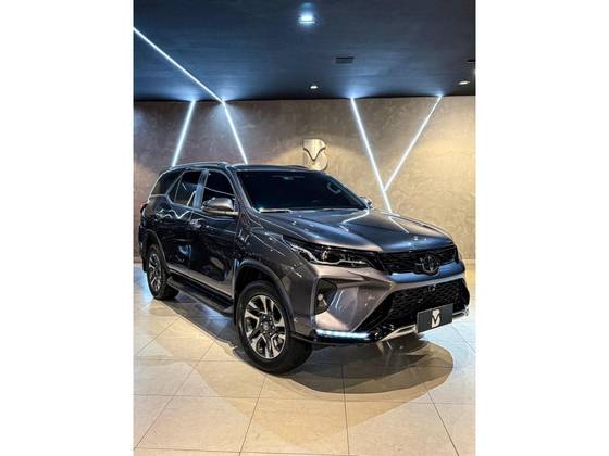 TOYOTA HILUX SW4 2.8 D-4D TURBO DIESEL SRX PLATINUM 7L 4X4 AUTOMÁTICO